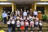 Ban Trị sự Phật giáo huyện A Lưới trao quà cho học sinh trường Tiểu học Hồng Vân
