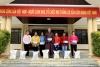 BTS Phật giáo huyện A Lưới tặng quà đến những hộ nghèo do công đoàn cơ quan Huyện ủy nhận hỗ trợ