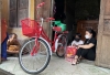 Tặng xe đạp cho em A Viết Thị Tuyền học sinh trường THCS Hương Lâm huyện A Lưới