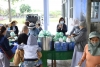 Ban Trị sự Phật giáo huyện phát cơm và tặng khẩu trang ý tế tại bệnh viện huyện A Lưới