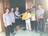 Đoàn sinh ngành Thiếu GĐPT Sơn Thủy tặng quà đến các cụ già neo đơn