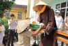 TT. Huế: Phật giáo A Lưới tặng quà từ thiện nhân mùa Vu Lan PL.2557