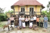 Hỗ trợ các trường Mầm non Tổng kết năm học và trao tặng sinh kế cho 03 hộ nghèo của xã Trung Sơn