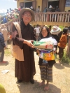 TT. Huế: Tặng quà từ thiện đến bà con dân tộc thiểu số thôn Pire 2 xã Hồng Thủy