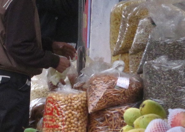 Thực phẩm trôi nổi, không nhãn mác, không hạn sử dụng bán tràn lan ngoài chợ