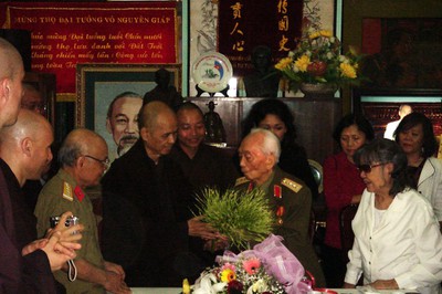 Thiền sư Thích Nhất Hạnh thăm Đại tướng Võ Nguyên Giáp