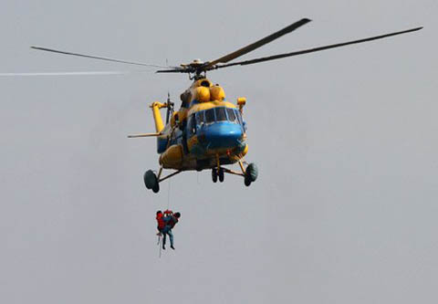 Chiếc trực thăng Mi 171 đã nhiều lần nhận nhiệm vụ đưa người từ ngoài đảo vào đất liền trong tình trạng khẩn cấp.
