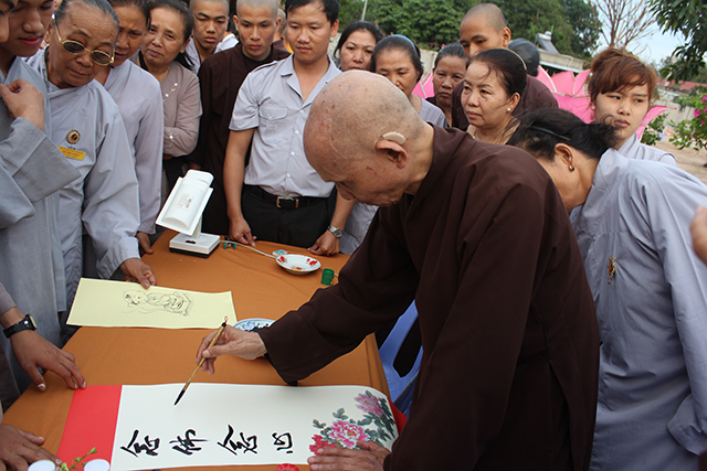 Tặng thư pháp cho hàng Phật tử