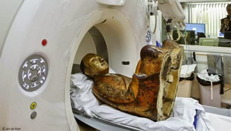 Bức tượng được bác sĩ Reinoud Vermeijden và chuyên gia phóng xạ Ben Heggelman cho chụp cắt lớp tại Trung tâm Y tế Meander ở thành phố Amersfoort, Hà Lan