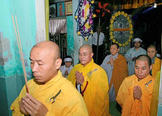 Ban Trị sự GHPGVN huyện A Lưới phúng viếng lễ tang Đạo hữu Nguyễn Văn Trung