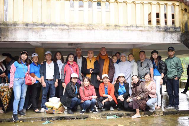 Nhóm từ thiện Nhân Ái chùa Phật Quang - Huế tặng quà từ thiện tại xã Bắc Sơn - A Lưới