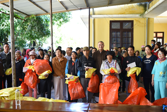 BTS Phật giáo huyện A Lưới thăm và tặng quà Tết tại Hội người mù huyện A Lưới