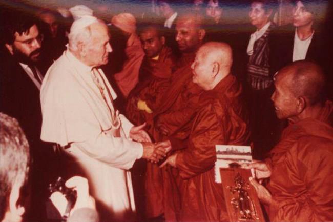 Hoàng Thượng Thích Minh Châu với Giáo Hoàng ở Patican