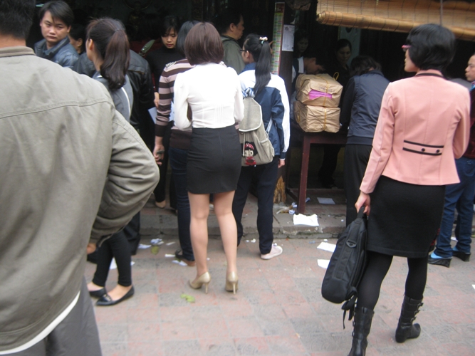 Bất chấp biển cấm, nhiều du khách vẫn mặc váy ngắn quần cộc đến lễ hội Đền  Hùng