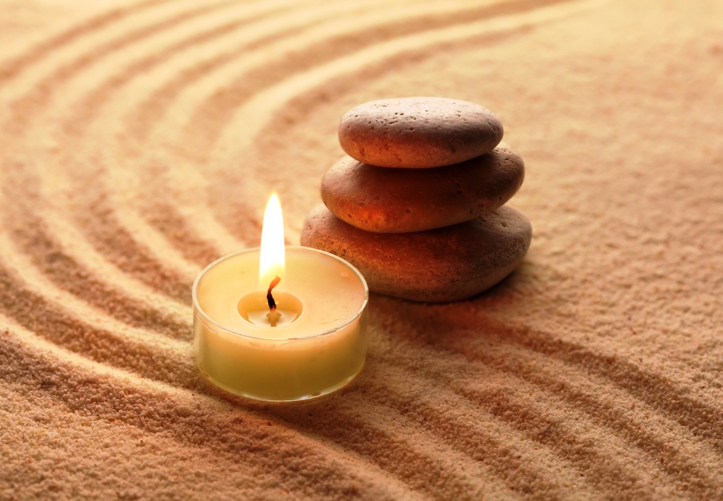Свечи для медитации. Камни и свечи медитация. Свеча "песок". Свечи с камнями.