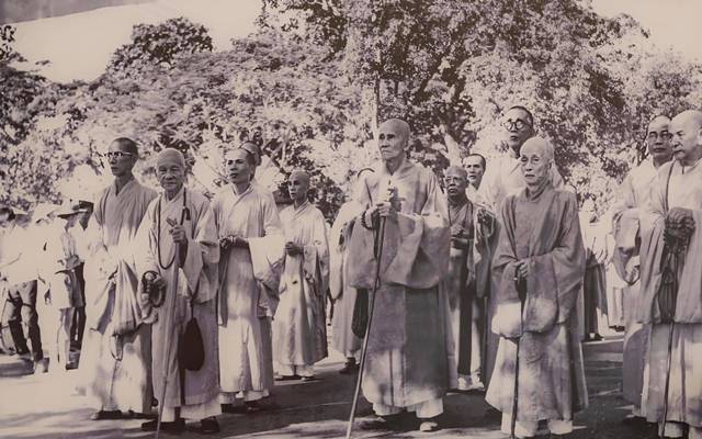 Chư vị Trưởng lão, Hòa thượng và Thượng tọa tại cố đô Huế đến Tòa Tỉnh trưởng Thừa Thiên phản đối lệnh triệt hạ cờ Phật giáo
