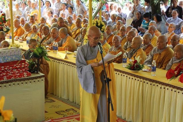 Ni trưởng Thích Nữ Diệu Tấn dâng lời cảm niệm