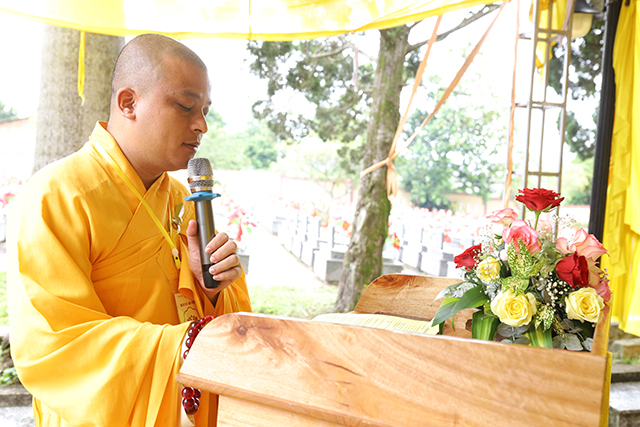 Đại đức Thích Thiền Ngộ, Phó Trưởng Ban Thường trực Ban Tổ chức phát biểu cảm tạ