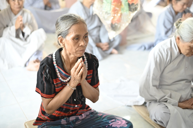 Phật tử đồng bào dân tộc thiểu số huyện A Lưới tham dự khoá tu Bát Quan trai